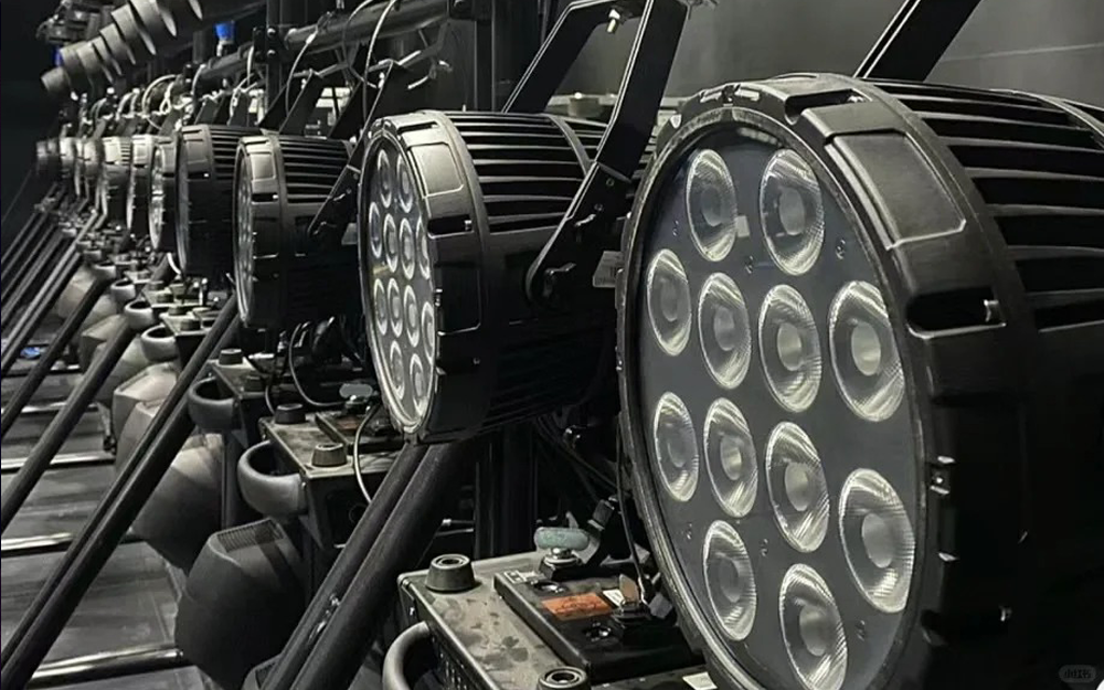 会场灯光安装现场