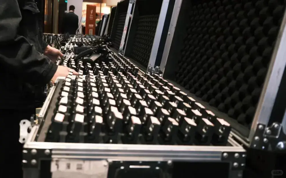 Entrega de auriculares de recepción simultánea antes de las reuniones