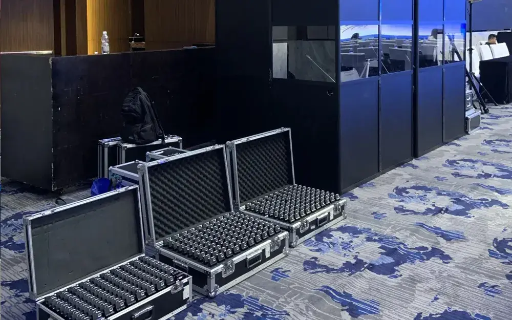 Instalación de cabinas de traducción con equipos de interpretación simultánea