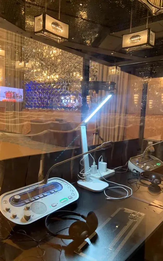 Dentro de la cabina de interpretación simultánea