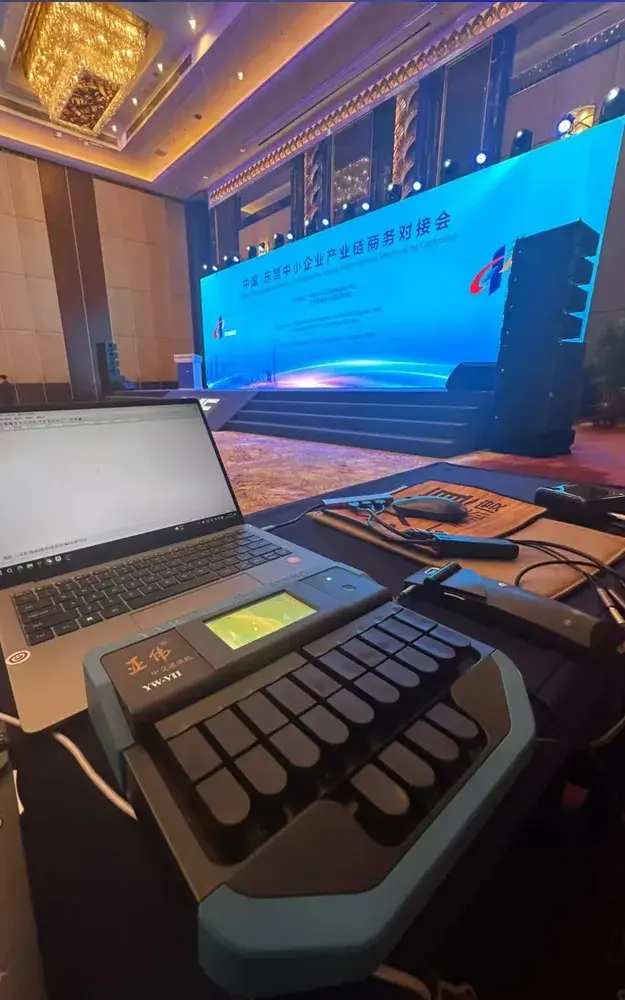 Transcripción estenográfica de reuniones multilingües