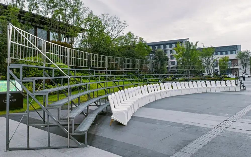 Construcción de escalera de mano para grupos grandes al aire libre