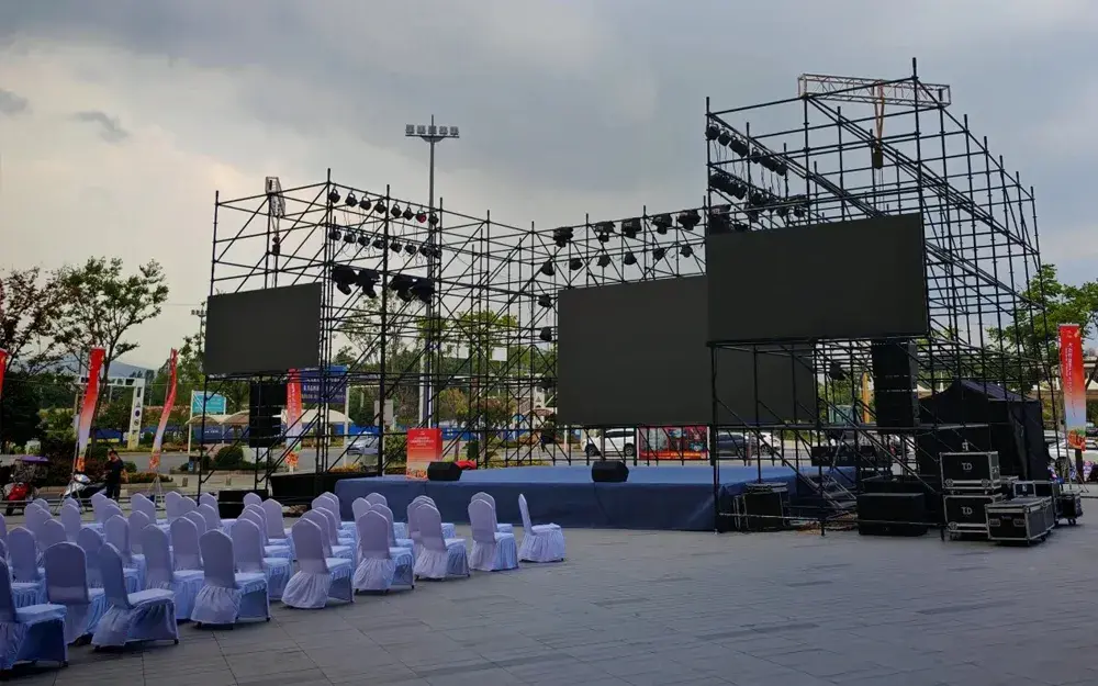 Construcción de escenarios para eventos al aire libre