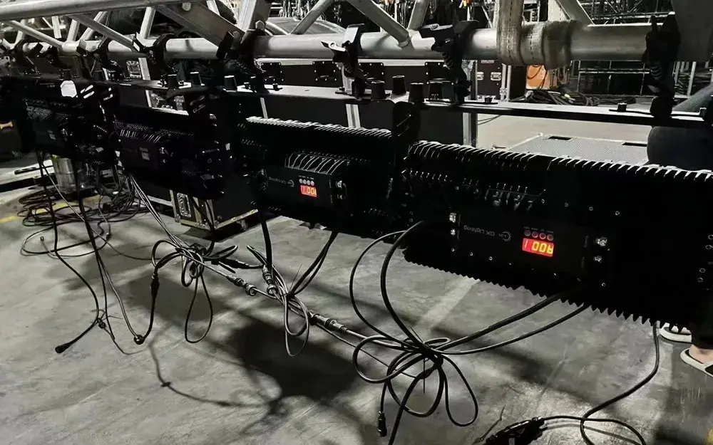 Puesta en servicio de equipos de iluminación para la construcción de escenarios