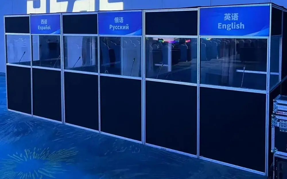 Cabina de interpretación simultánea multilingüe