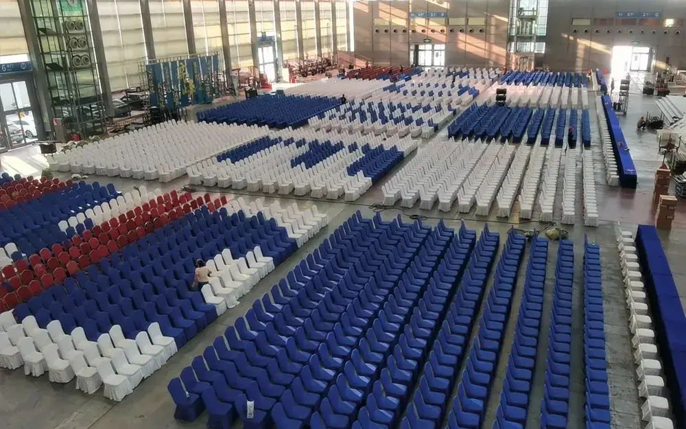 Gran número de sillas de conferencia en alquiler