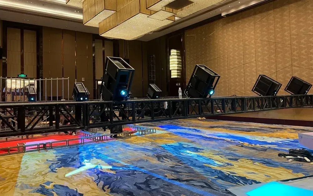 جاري تركيب جهاز العرض بالليزر في الموقع وتشغيله