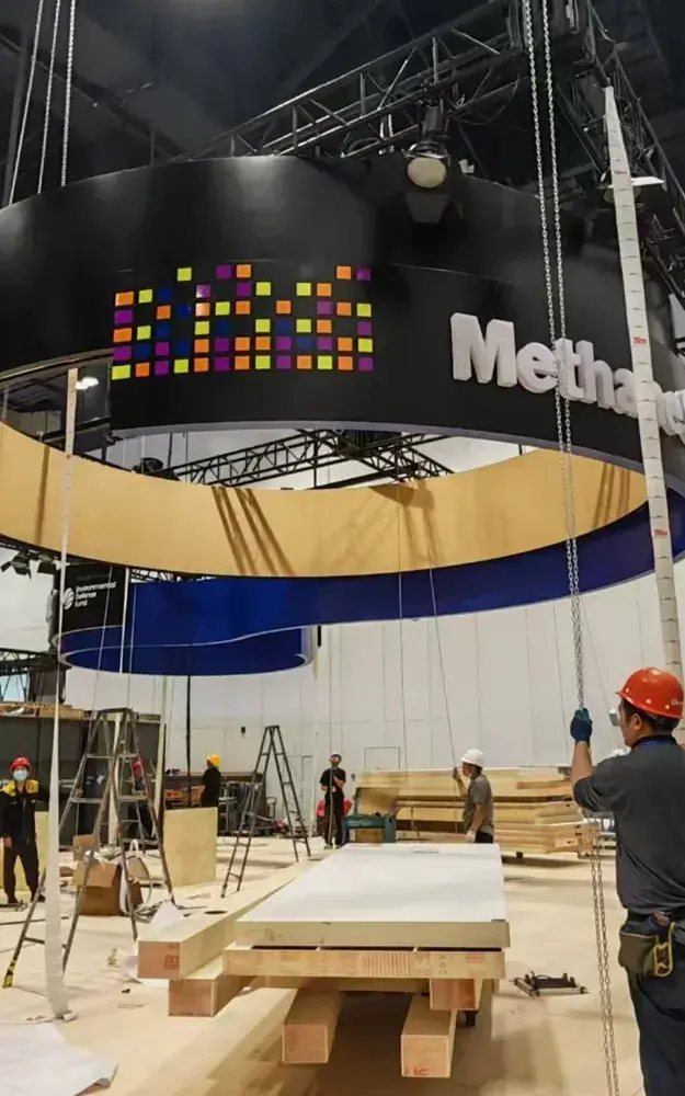 Montaje de stand con estructura colgante