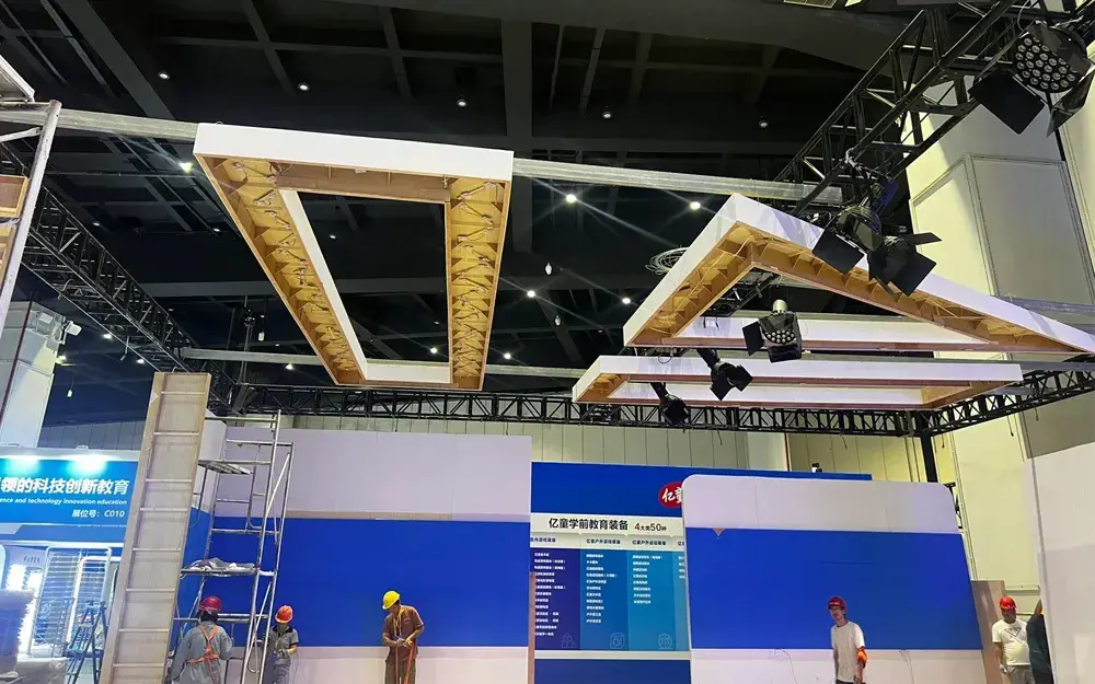 Montaje in situ de un stand en Hong Kong